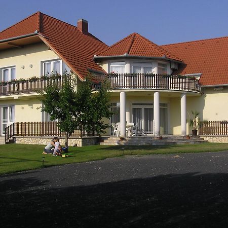 Szaloky Apartmanhaz 根尼斯迪亚斯 外观 照片