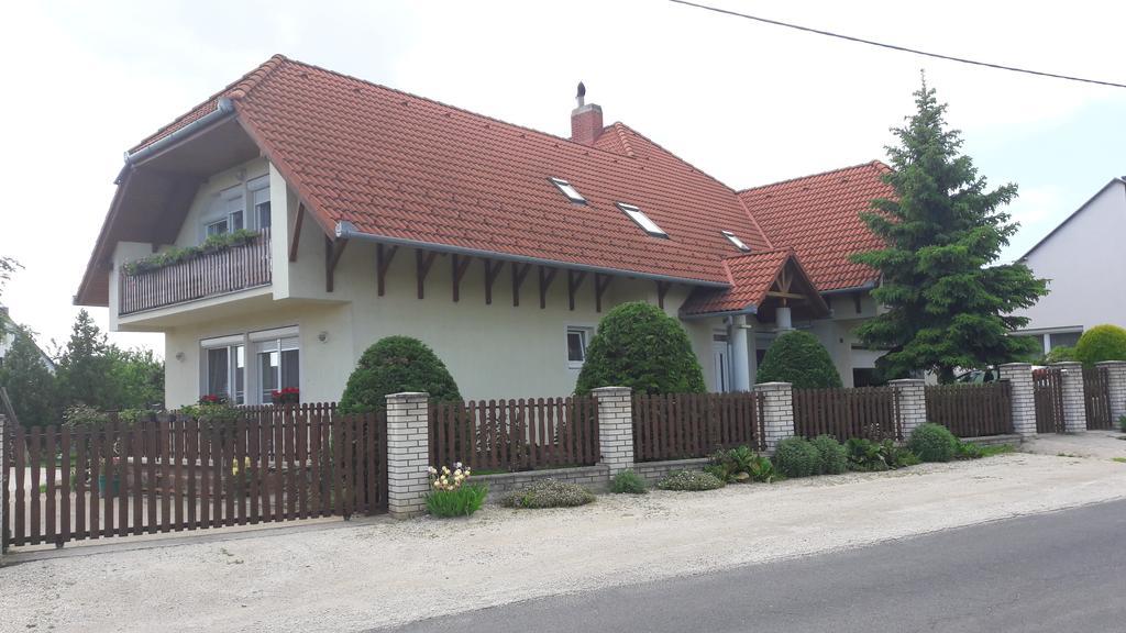 Szaloky Apartmanhaz 根尼斯迪亚斯 外观 照片